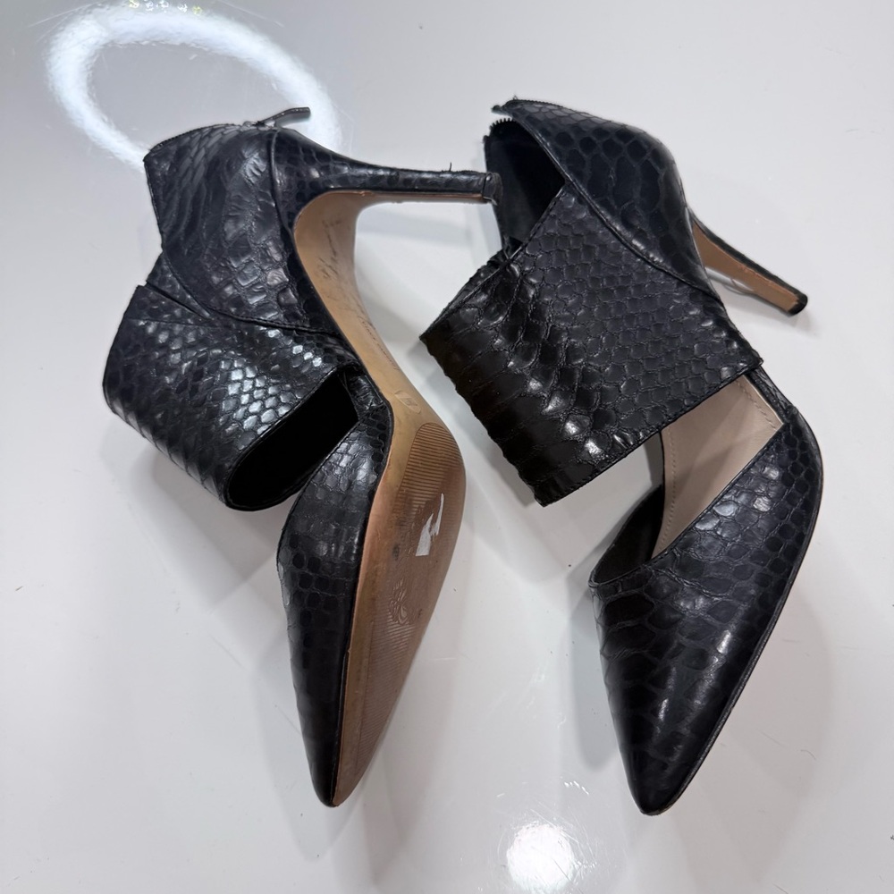 Vince Camuto Black Leather Pumps Pointed Toe Heels Women’s Size 7.5 A040126 - Picture 2 of 6